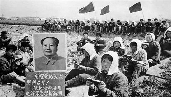 1969년 4월 베이징에서 중공 제3차 전국대표대회가 진행될 때, 중국의 농촌에선 농민들이 모여서 마오쩌둥의 어록을 읽고 있다. 초상화 밑의 문구는 “경축 당 9차 대회 개최 승리! 새롭게 드높이 철학을 선양하고 마오쩌둥 사상을 활용하자!”다,