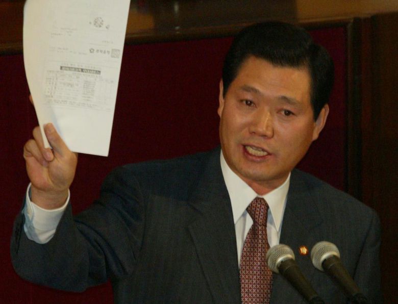 2002년 10월 10일 대정부 질문에서 민주당 전갑길 의원이 이회창 한나라당 대선후보의 금품수수 의혹을 제기 하고 있다./조선일보 DB