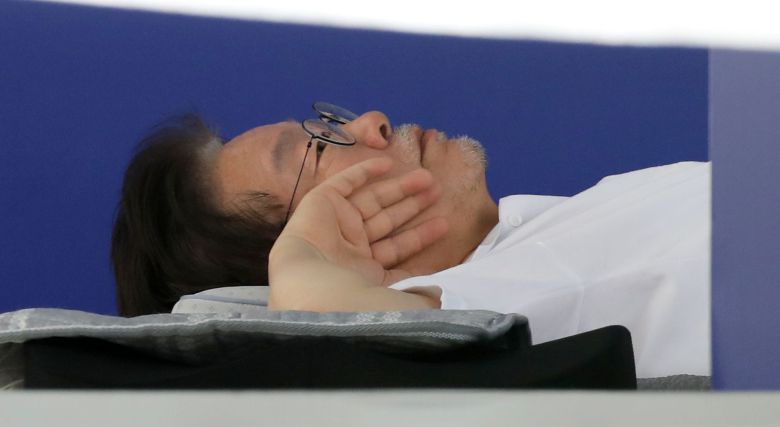 이 대표가 11일 국회 본청 앞 단식 농성 천막에 누워있다./연합뉴스