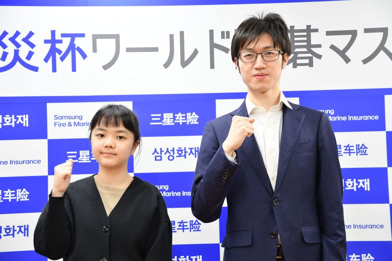 격전을 앞두고 파이팅응 외치는 스미레(왼쪽). 오른쪽은 대만 출신 일본기사 쉬자위안. (사진=한국기원, 일본기원)