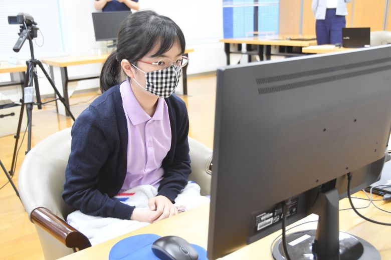 국제대회서 대국 중인 나카무라 스미레. 코로나 사태 당시 모습이다.