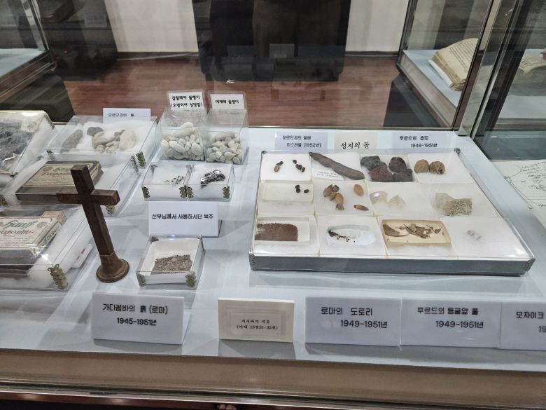 용소막성당 내 선종완 사제 유물관에 진열장. 선 신부가 로마와 예루살렘 유학 중 수집한 각종 자료가 전시돼 있다. /김한수 기자