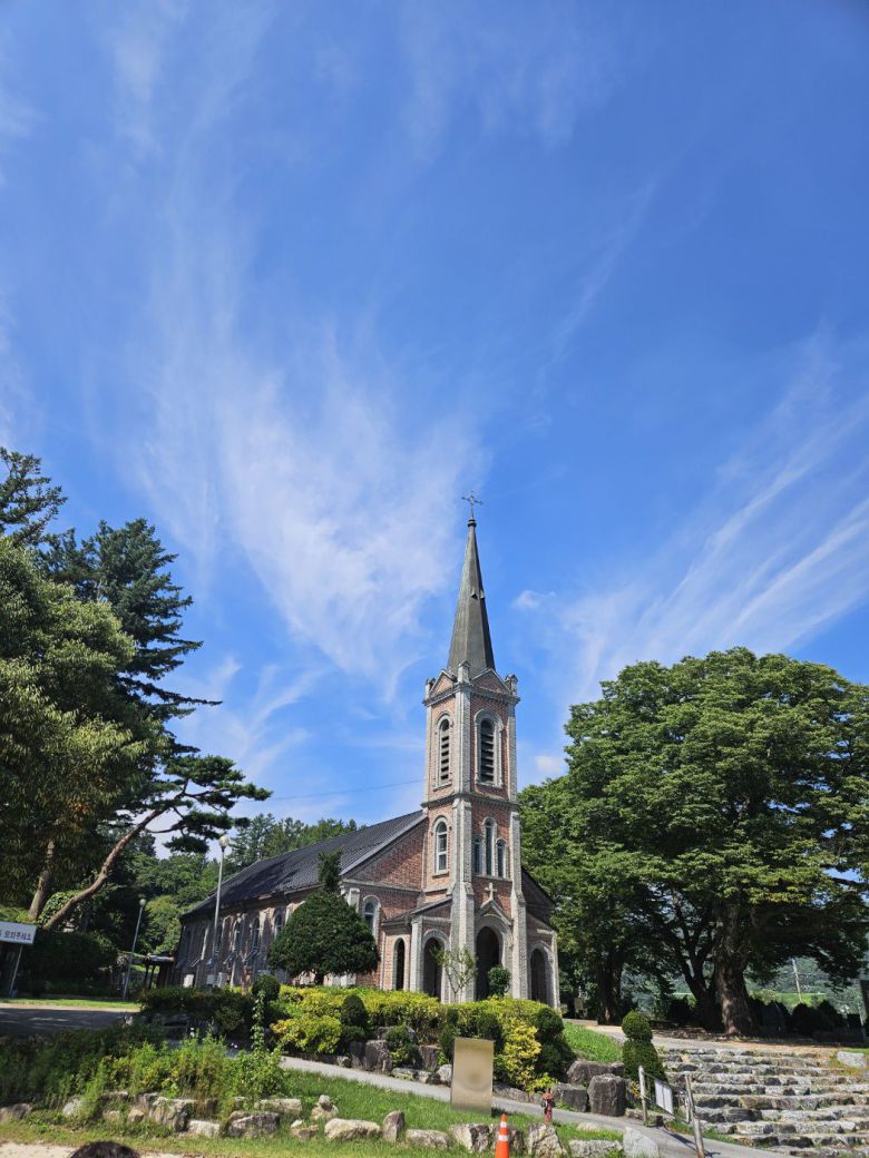 강원 원주 용소막성당 전경. 아름다운 성당으로 유명한 곳이다. /김한수 기자
