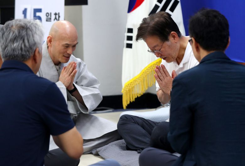 15일째 단식투쟁을 이어가고 있는 이재명 더불어민주당 대표가 14일 오전 서울 여의도 국회 당 대표실에서 '윤석열 퇴진 시국법회 야단법석 준비위' 대표단과 인사를 하고 있다./뉴스1