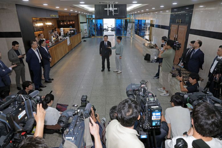 신원식 국방부 장관 후보자가 15일 오전 서울 용산구 국방부 육군회관에 마련된 인사청문회준비 사무실로 출근하며 취재진 질문에 답하고 있다. 2023.09.15. kgb@newsis.com