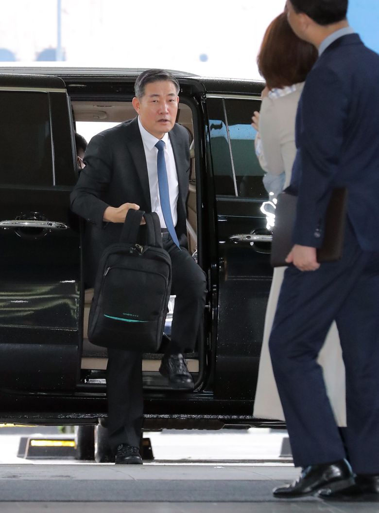 신원식 국방부 장관 후보자가 15일 오전 서울 용산구 국방부 육군회관에 마련된 인사청문회준비 사무실로 출근하고 있다. 2023.09.15. kgb@newsis.com