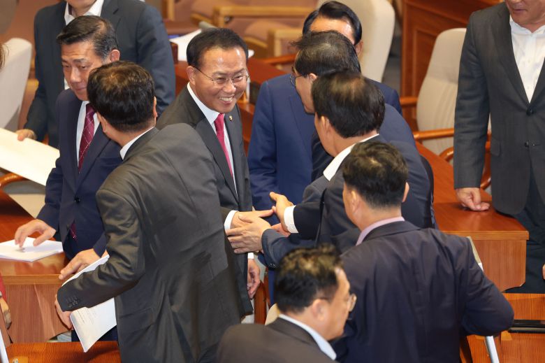 윤재옥 국민의힘 원내대표가 20일 국회 본회의에서 교섭단체 대표 연설 후 의원들과 인사하고 있다./연합뉴스