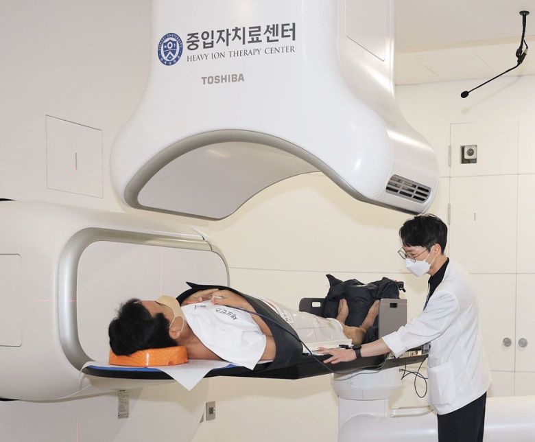 60대 전립선암 환자가 국내 처음으로 시행되는 중입자 치료를 받기 위해 고정형 치료대에 누워 있다. /연세의료원