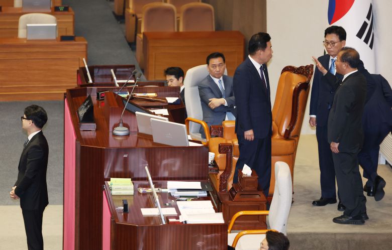 21일 국회 본회의장에서 더불어민주당 이재명 대표 체포동의안 표결을 앞두고 한동훈 법무장관이 취지 설명을 하던 중 소란이 일어나 여야 원내대표와 김진표 국회의장이 논의를 하고 있다./연합뉴스