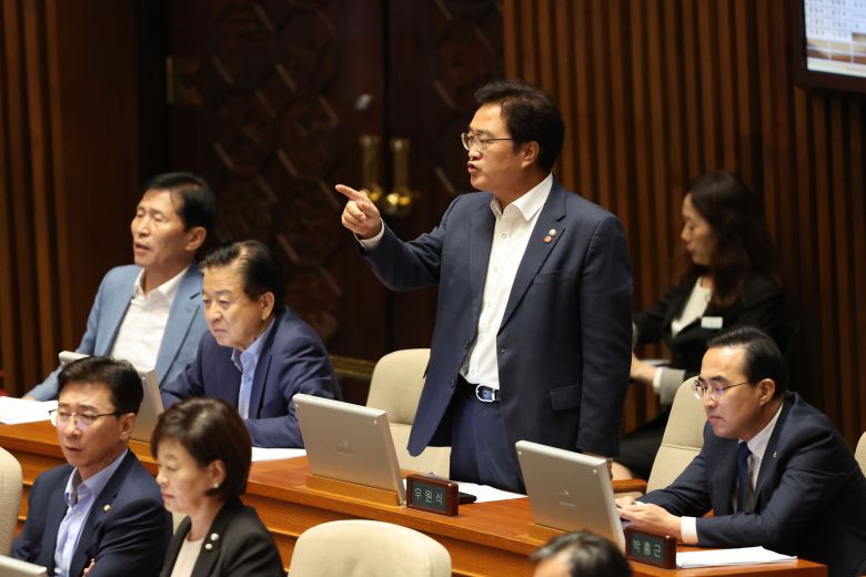 우원식 더불어민주당 의원이 21일 오후 서울 여의도 국회에서 열린 제410회 국회(정기회) 제8차 본회의에서 한동훈 법무부 장관의 국회의원(이재명) 체포동의안에 대한 체포동의요청 이유설명에 항의하고 있다. /뉴스1