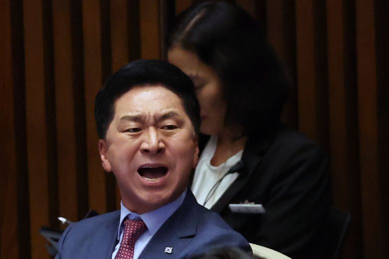 김기현 국민의힘 대표가 21일 오후 서울 여의도 국회에서 열린 제410회 국회(정기회) 제8차 본회의에서 한동훈 법무부 장관의 국회의원(이재명) 체포동의안에 대한 체포동의요청 이유설명에 야당 의원들이 항의하자 고함을 치고 있다./뉴스1