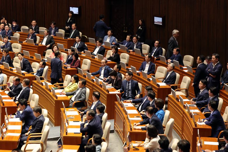 더불어민주당 의원들이 21일 오후 서울 여의도 국회에서 열린 제410회 국회(정기회) 제8차 본회의에서 이재명 대표에 대한 체포동의안이 총투표소 295표, 가 149표, 부 136표, 기권 6표, 무효 4표로 가결되자 아쉬워하고 있다. /뉴스1