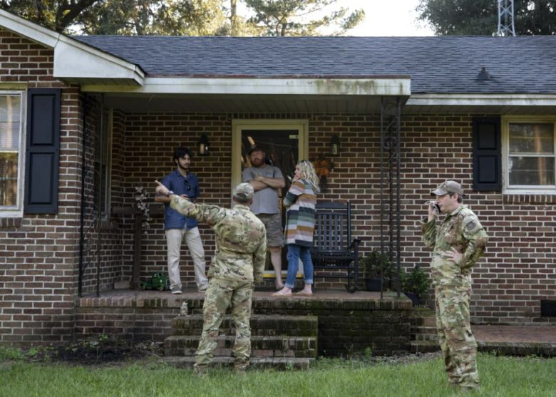 18일(현지시각) 찰스턴 합동기지 소속 군 장병들이 F-35가 추락한 현장 근처 주민과 이야기를 나누고 있는 모습. /AP