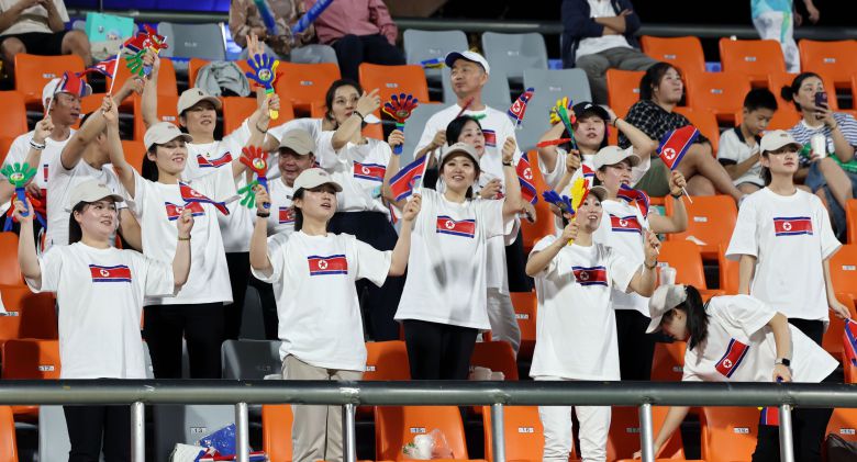 21일 오후 중국 저장성 진화 저장성사범대동쪽경기장에서 열린 2022 항저우 아시안게임 남자 축구 예선 F조 2차전 키르기스스탄과 북한의 경기에서 북한 응원단이 응원을 하고 있다./ 연합뉴스
