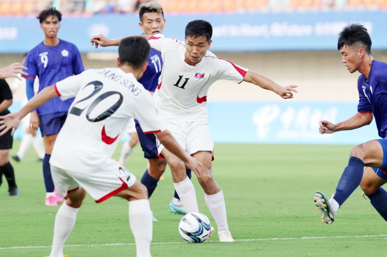 19일 오후 중국 저장성 진화시 저장사범대학교 경기장에서 열린 2022 항저우 아시안게임 남자 축구 F조 조별리그  1차전 북한과 대만의 경기에서 북한 김국진이 드리블 돌파를 시도하고 있다. /뉴스1