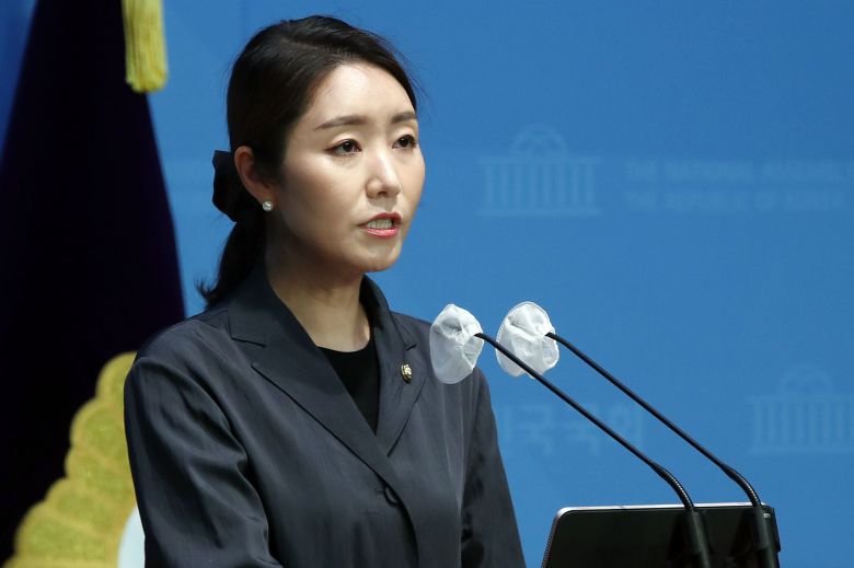 강선우 더불어민주당 대변인이 지난 6월 6일 국회 소통관에서 브리핑하고 있는 모습. /뉴스1