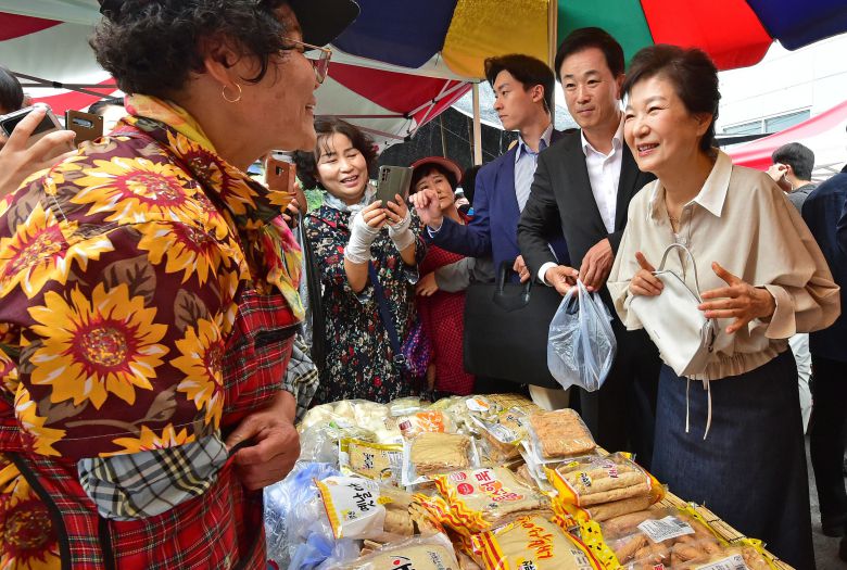 박근혜 전 대통령이 25일 오전 대구 달성군 현풍시장을 찾아 장을 보고 있다./뉴스1