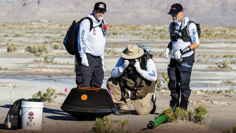 24일(현지 시각) 미 항공우주국(NASA) 연구원들이 유타주의 국방부 시험훈련장에 내려앉은 소행성 시료 캡슐을 수거하는 작업을 하고 있다. /로이터 연합뉴스