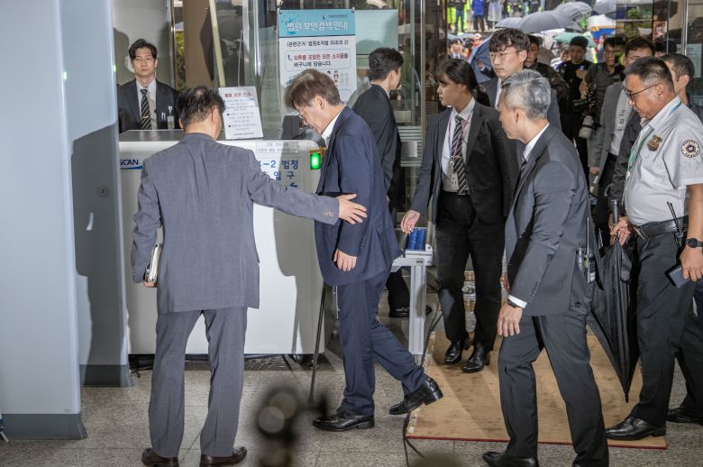 이재명 더불어민주당 대표가 26일 서울지방법원에서 열리는 영장실질심사에 출석하기 위해 법원 청사 안으로 들어오고 있다. /이태경기자