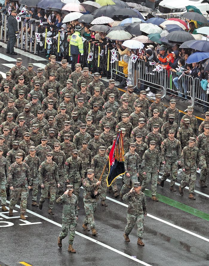 미 2사단 스트라이크여단 장병이 행진하는 모습. /뉴스1