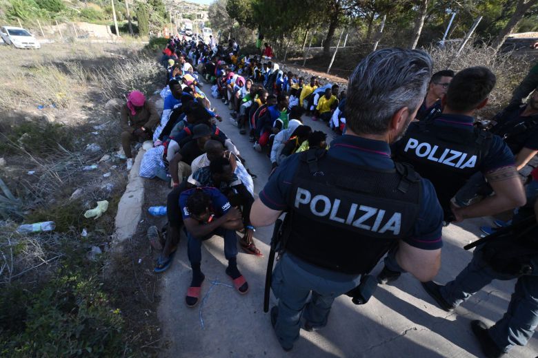 이탈리아 남부 람페두사 섬에서 15일(현지 시각) 경찰이 이주민들을 다른 곳으로 이동시키기전 경계를 서고 있다./EPA 연합뉴스
