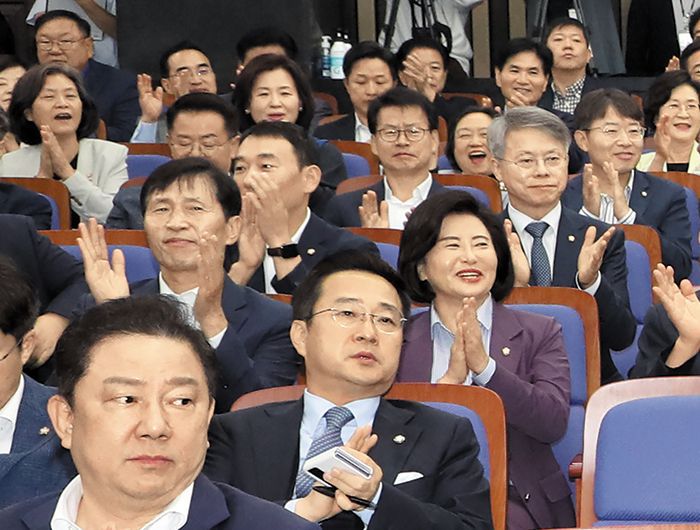 27일 오전 더불어민주당 의원들은 국회에서 열린 의원총회에서 이 대표의 영장실질심사 결과를 보고받고 박수를 치며 기뻐하고 있다. /이덕훈 기자