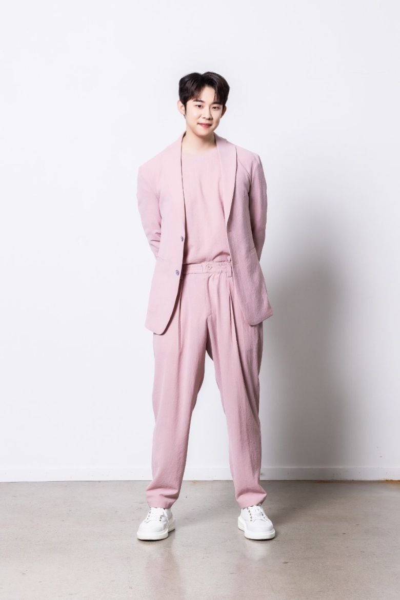 미스터트롯2 진욱. 팬덤 색상에 맞춰 장광효 디자이너 스리피스 컬렉션 의상을 입었다. 흔히 말하는 전형적인 스리피스는 재킷, 베스트(조끼), 바지를 말하지만 재킷, 상의, 바지로 조합해 격식있는 자리든, 파티든, 스타트업 미팅이든 어울릴 수 있게 디자인했다. 최근 트렌드에 맞게 약간 넉넉한 핏(fit)으로 입었다. 진욱의 맑은 피부빛과 잘 어울리는 톤이었다.  /양수열 영상미디어 기자