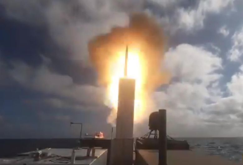 2021년9월 미 해군 드론 함정 레인저호가 SM-6 요격 미사일을 발사하는 모습. /미 국방부