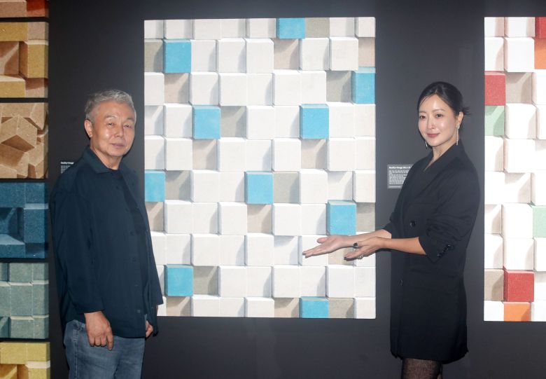 콘텐츠 디렉터로 나선 배우 김희선과 김강용 작가(오른쪽)가 26일 오후 서울 영등포구 여의도 더현대 서울 6층 ALT.1에서 열린 첫번째 아트 프로젝트 ‘아름다운 선물 展’ 전시 미디어데이에서 포즈를 취하고 있다. /뉴스1