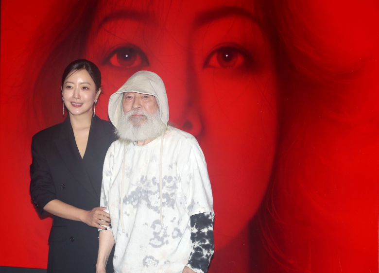 콘텐츠 디렉터로 나선 배우 김희선과 강형구 작가(오른쪽)가 26일 오후 서울 영등포구 여의도 더현대 서울 6층 ALT.1에서 열린 첫번째 아트 프로젝트 ‘아름다운 선물 展’ 전시 미디어데이에서 포즈를 취하고 있다. /뉴스1