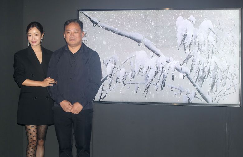 콘텐츠 디렉터로 나선 배우 김희선과 이이남 작가(오른쪽)가 26일 오후 서울 영등포구 여의도 더현대 서울 6층 ALT.1에서 열린 첫번째 아트 프로젝트 ‘아름다운 선물 展’ 전시 미디어데이에서 포즈를 취하고 있다. /뉴스1