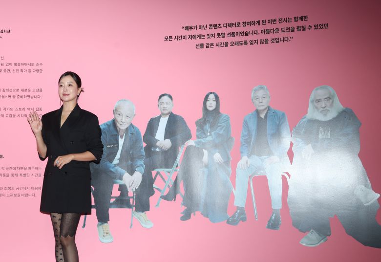 콘텐츠 디렉터로 나선 배우 김희선이 26일 오후 서울 영등포구 여의도 더현대 서울 6층 ALT.1에서 열린 첫번째 아트 프로젝트 ‘아름다운 선물 展’ 전시 미디어데이에서 포즈를 취하고 있다. /뉴스1