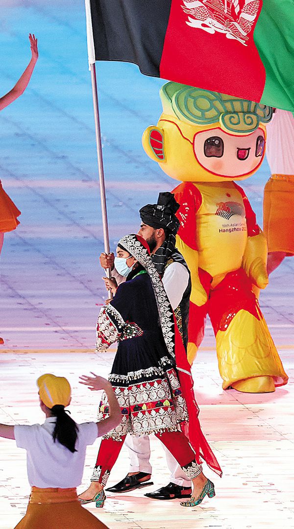 개회식 기수로 나선 아프간 여성 선수 - 중국 항저우 아시안게임 개회식에서 아프가니스탄 선수단이 국기를 들고 입장하고 있다. /로이터 뉴스1