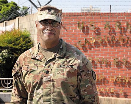 "제가 버려진 곳이 여기예요" - 이준 중령이 자신이 갓난아기일 때 바구니에 담겨 버려진 채 발견됐던 대구의 캠프 헨리 정문 앞에 서 있다. 그는 주한 미군 정보장교로 복무했다. /미 육군 홈페이지