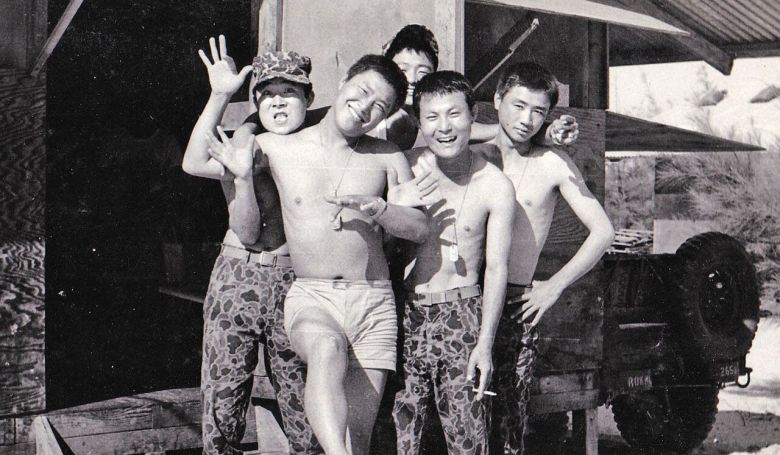 베트남 파병 당시 20대 남진(왼쪽에서 둘째)과 전우들. /남진 제공