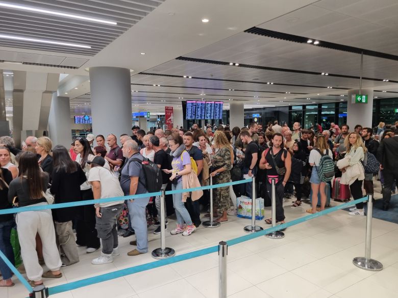 8일(현지 시각) 튀르키예 이스탄불 공항에서 고국으로 돌아가려는 이스라엘인들이 대체 항공편에 탑승하기 위해 줄을 서 있다. 팔레스타인 무장 정파 하마스가 전날부터 로켓 공습을 가하면서 해외로부터 이스라엘로 향하는 항공편이 대거 취소됐지만, 예비군을 포함한 이스라엘 국민은 귀국길에 올라 이틀 동안 공항에서 비행기가 오기를 기다렸다./정철환 특파원