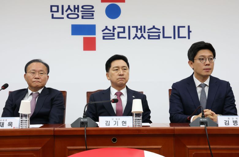 김기현 국민의힘 대표와 윤재옥 원내대표 등이 12일 서울 여의도 국회에서 열린 최고위원회의에 참석해 있다./뉴스1