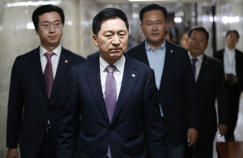 김기현 국민의힘 대표가 15일 국회에서 열린 비공개 의원총회에 참석하고 있다. /뉴스1