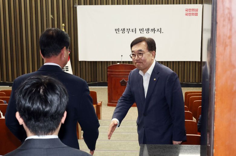 국민의힘 서병수 의원이 15일 국회에서 열린 의원총회에 참석하고 있다./연합뉴스