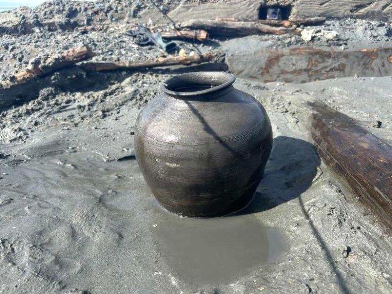 해남선에서 발견된 도기. 안에는 각종 씨앗류들이 들어 있었다. /국립해양문화재연구소