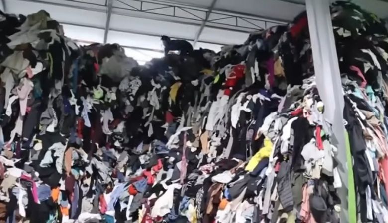경기 고양의 한 의류 수거 업체. 매일 엄청난 양의 헌 옷이 들어와 이런 산더미를 만든다. /유튜브