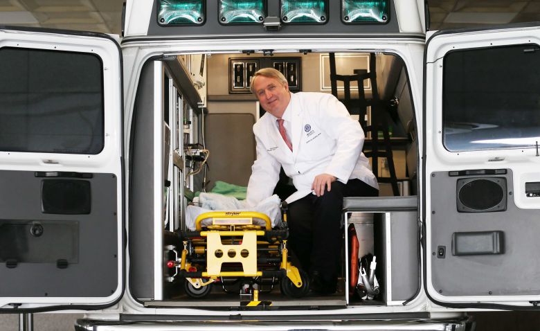 인요한 교수는 대학 시절 교통사고로 아버지를 잃었다. 그 이후 구급차 개발에 뛰어들어 1993년 우리나라 도로 상황에 맞고 응급 의료 장비를 갖춘 ‘한국형 구급차’를 만들어 전국에 보급했다. 2014년 12월 본지 인터뷰때 자신이 만든 한국형 구급차안에서 포즈를 취했다./이태경 기자