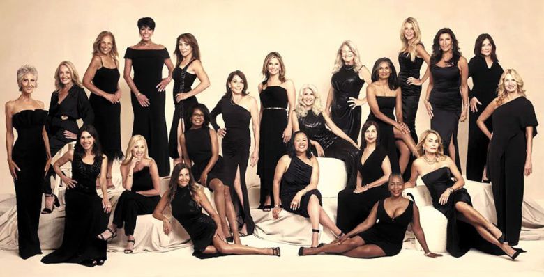 터너의 짝이 되기 위해 경쟁하는 60~70대 여성 출연자들이 화려한 드레스를 입고 포즈를 취한 모습이다. /골든 배철러 인스타그램