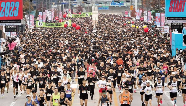 2023 춘천마라톤 참가자들이 29일 강원도 춘천 공지천교에서 힘차게 출발하고 있다. 풀코스와 10km 부문 참가자들은 춘천의 가을을 만끽하며 달렸다. /남강호 기자