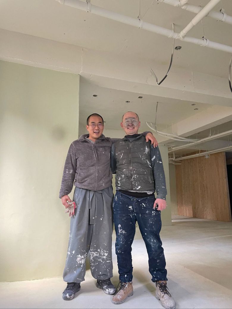 저스트비 홍대선원을 리모델링하던 때의 준한 스님(왼쪽). 오른쪽은 준한 스님과 미국 유학시절 만난 도반으로 홍대선원 불사를 함께한 백담 스님. 스님은 재료를 구입해 1년 동안 직접 공사를 했다. /준한 스님 제공