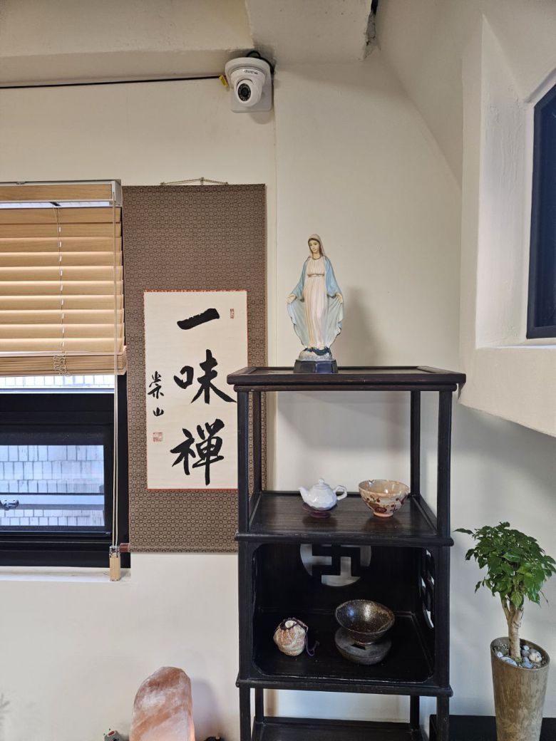 저스트비 홍대선원 5층 법당엔 숭산 스님의 '일미선'이란 휘호와 성모상이 나란히 있다. 준한 스님은 "당근마켓을 통해 물건을 구매했는데 판매자가 성모상도 주시겠다고 해서 관세음보살상으로 생각하고 함께 모셨다"고 말했다. /김한수 기자