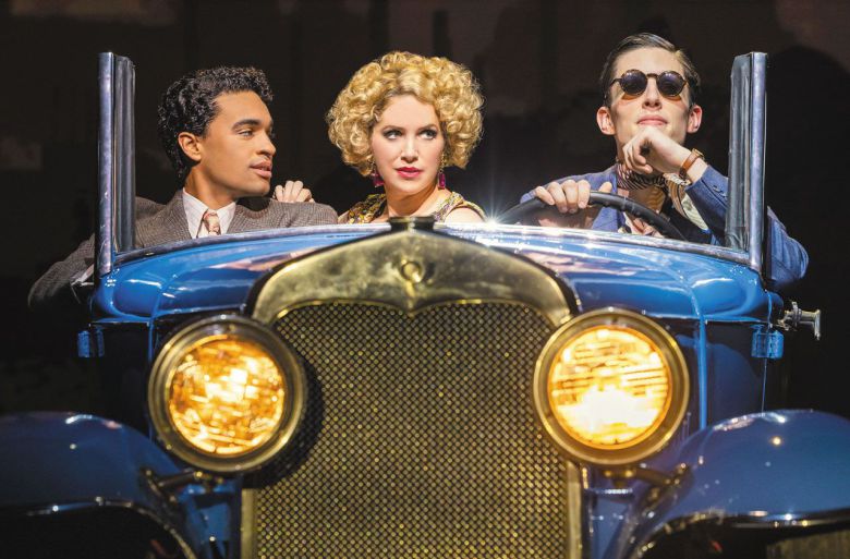 '위대한 개츠비'의 화자(話者)인 '닉'(노아 리케츠·왼쪽)이 여주인공 데이지의 부유한 명문가 출신 남편 '톰'(존 즈드로제스키·오른쪽)과 그의 혼외 애인 '머틀'(세라 체이스)과 함께 고급차를 타고 가는 뮤지컬 1막의 한 장면. /오디컴퍼니·에반 짐머먼