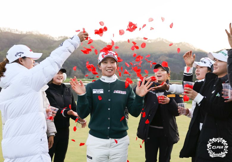 임진희(가운데)가 12일 강원도 춘천 라비에벨 컨트리클럽에서 KLPGA 투어 SK쉴더스-SK텔레콤 챔피언십 우승을 차지한 뒤 동료 선수들에게 축하의 꽃잎 세례를 받고 있다./KLPGT