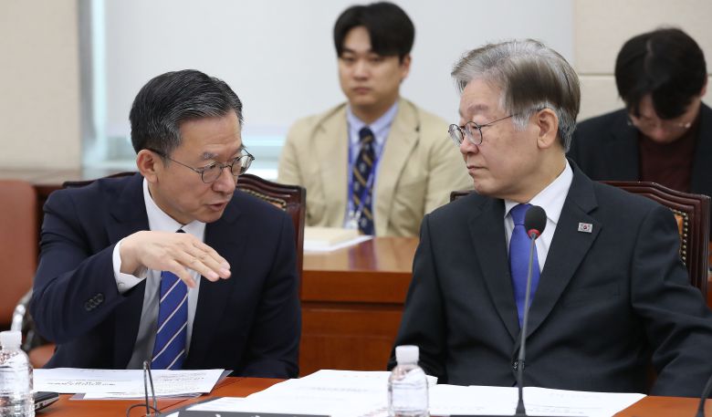 민주당 정성호(왼쪽) 의원과 이재명 대표가 지난 9일 국회 국방위원회 전체회의에서 대화하고 있다. /뉴스1