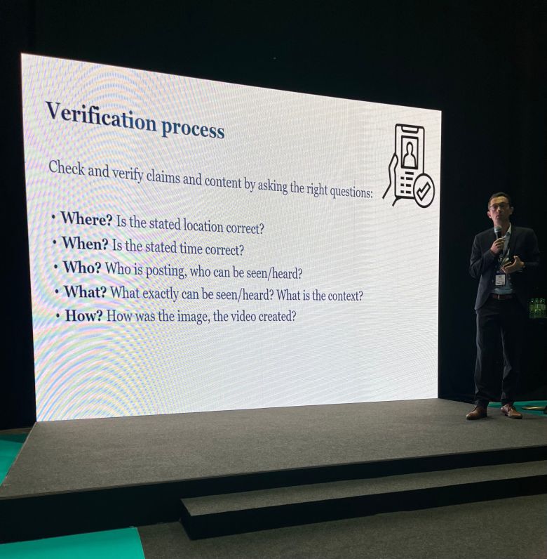 조슈아 웨버 도이체벨레(DW) 팩트체킹 팀장이 15일(현지 시각) 아랍에미리트(UAE) 아부다비에서 열린 글로벌 미디어 콩그레스에서 강연하고 있다. /DW